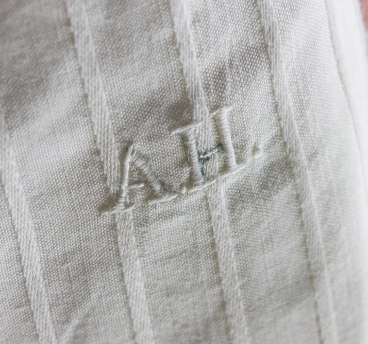 נשלחו למכבסה של המלון בזמן שהות הצורר הנאצי במקום. צילום מסך