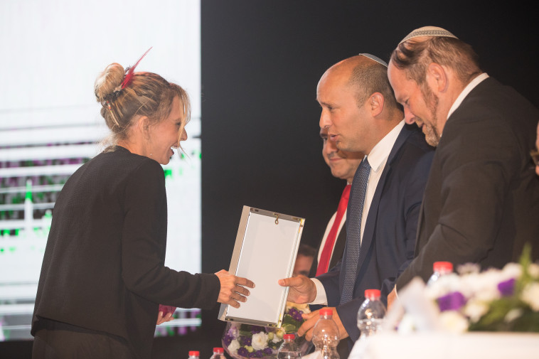 אשתו של שלמה גרוניך מקבלת את הפרס בשמו משר החינוך בנט. צילום: יונתן זינדל, פלאש 90