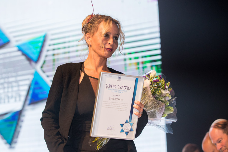 אשתו של שלמה גרוניך מקבלת את הפרס לתרבות יהודית בשמו. צילום: יונתן זינדל, פלאש 90