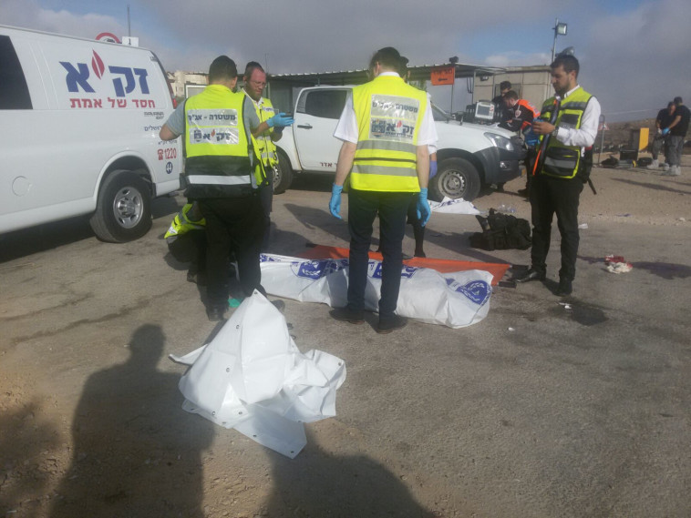 זירת הפיגוע בכניסה להר אדר. צילום: דוברות זק&quot;א