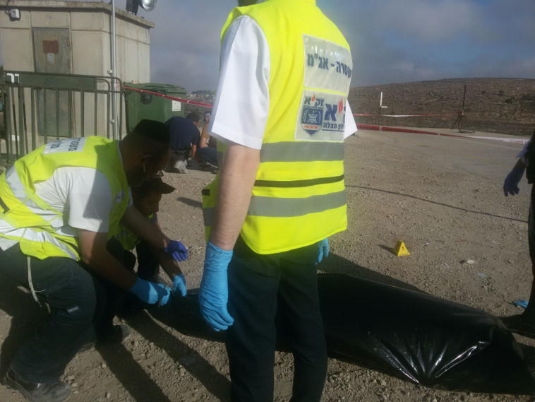 זירת הפיגוע בכניסה להר אדר. צילום: דוברות זק&quot;א