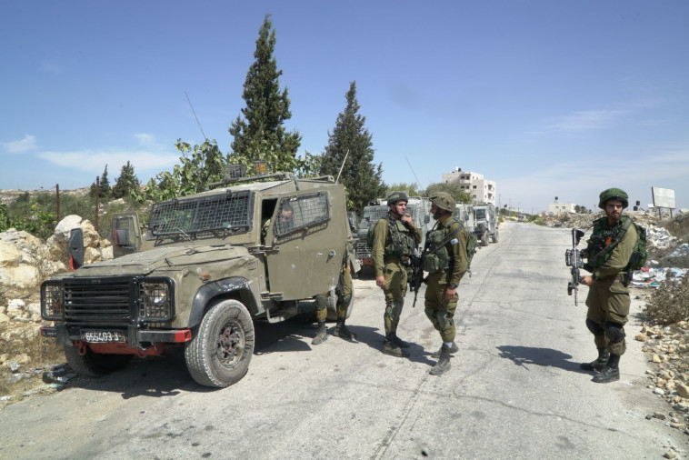פשיטה על בית המחבל. צילום: דובר צה&quot;ל