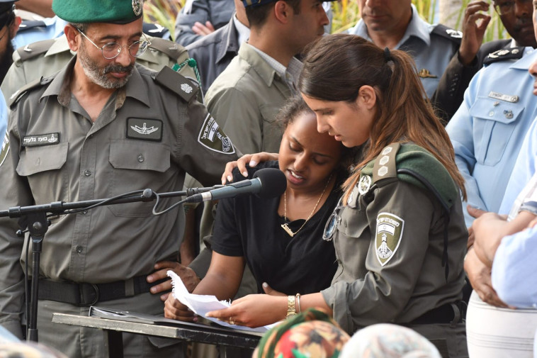 אחותו של סמ&quot;ר סולומון גברייה ז&quot;ל בהלוויה. צילום: אבשלום ששוני