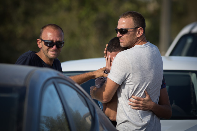 תושבים לאחר הפיגוע בהר אדר. צילום: הדס פרוש, פלאש 90