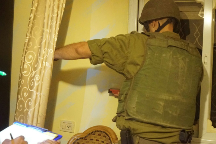 כוחות צה&quot;ל בבית המחבל שביצע את הפיגוע בהר אדר. צילום: דובר צה&quot;ל