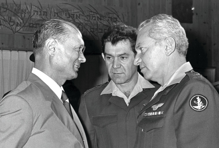 השר הביטחון דיין עם רמטכ&quot;ל ההתשה בר־לב ורמטכ&quot;ל כיפור דוד אלעזר. צלם : משה מילנר