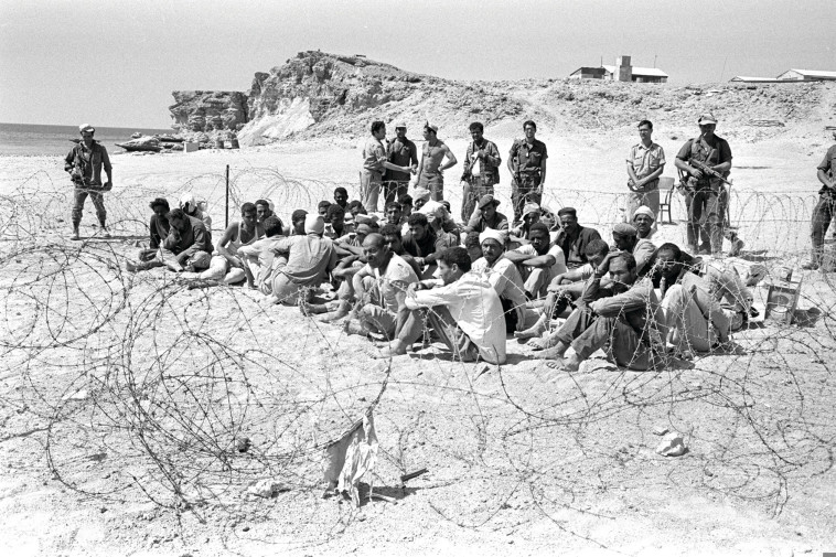 שבויים מצרים בששת הימים. צילום: עקב סער, לע&quot;מ