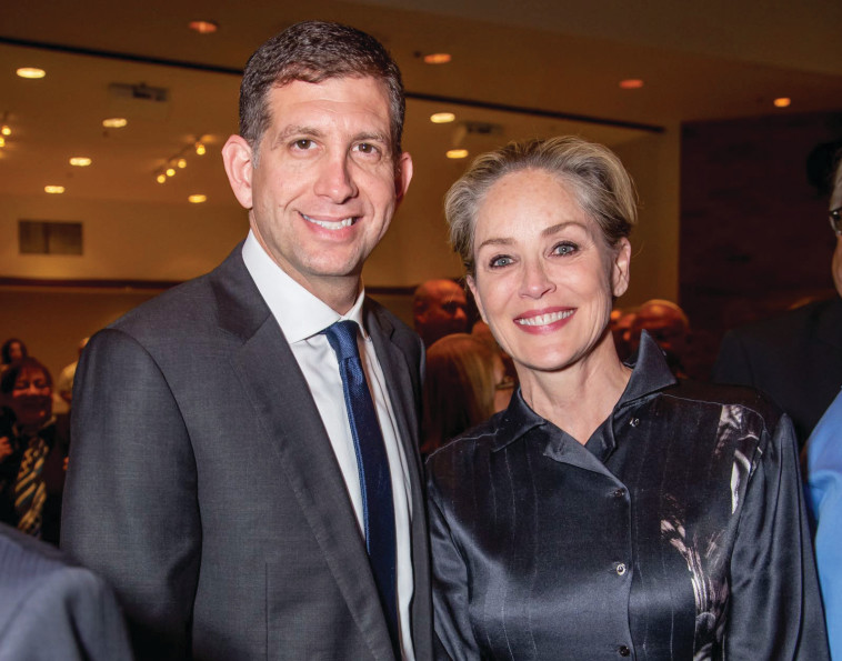 סאם גרונדוורג עם שרון סטון. באדיבות קונסול ישראל בלוס אנג'לס