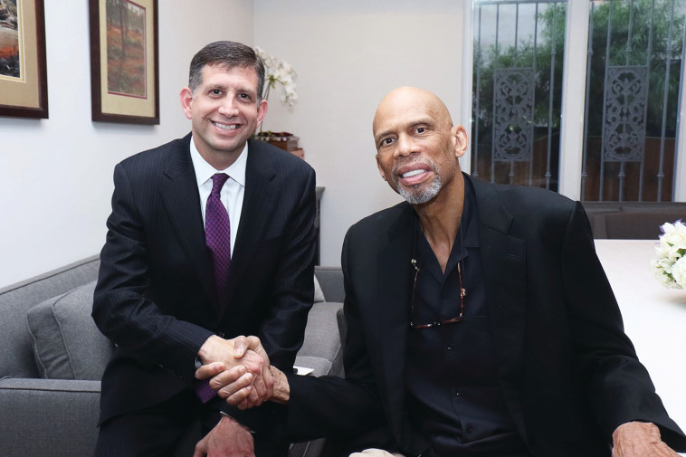 סאם גרונדוורג עם כרים עבדול ג'באר. באדיבות קונסול ישראל בלוס אנג'לס