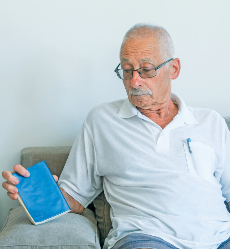 &quot;מגיע לו או ליקיריו שיקבלו את היומן בחזרה&quot;. עודד ירון בביתו עם היומן של סייד צילום: מרק ישראל סלם