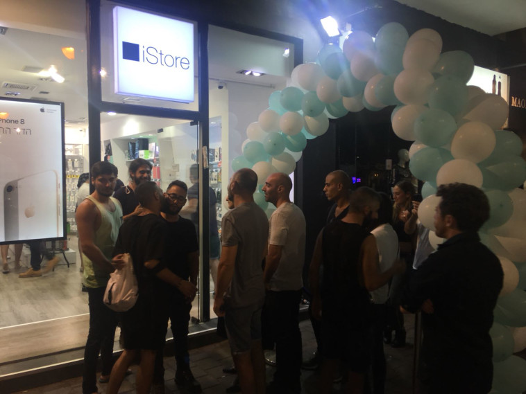 הקונים הראשונים של האייפון 8 בחנות iStore. צילום: יח&quot;צ iStore