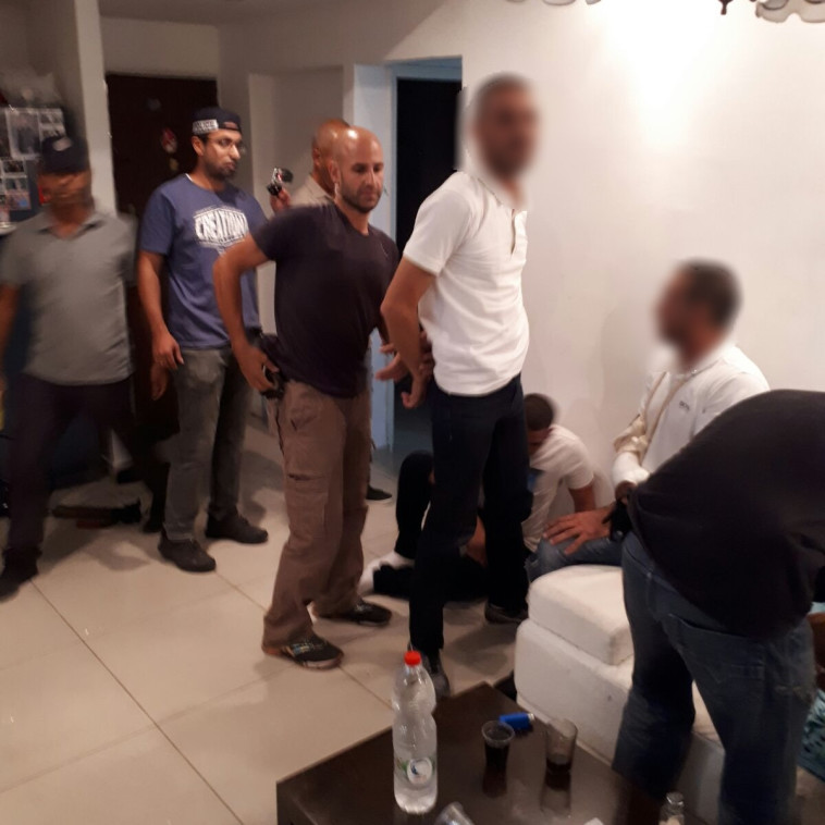 מעצר החשודים בתקיפה. צילום: דוברות המשטרה