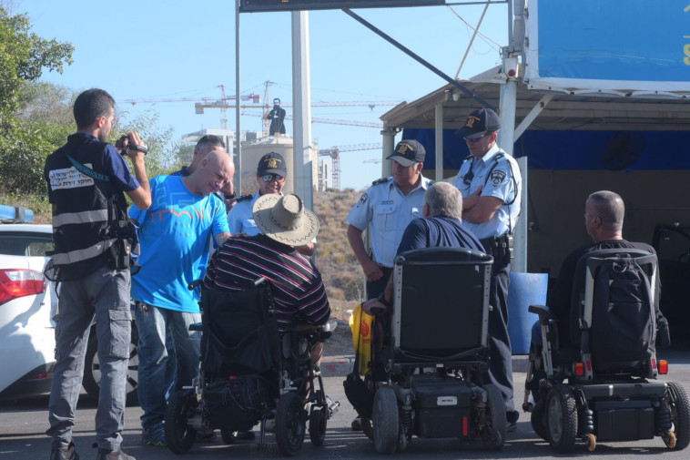 המוחים משוחחים עם שוטרים. צילום: אבשלום ששוני