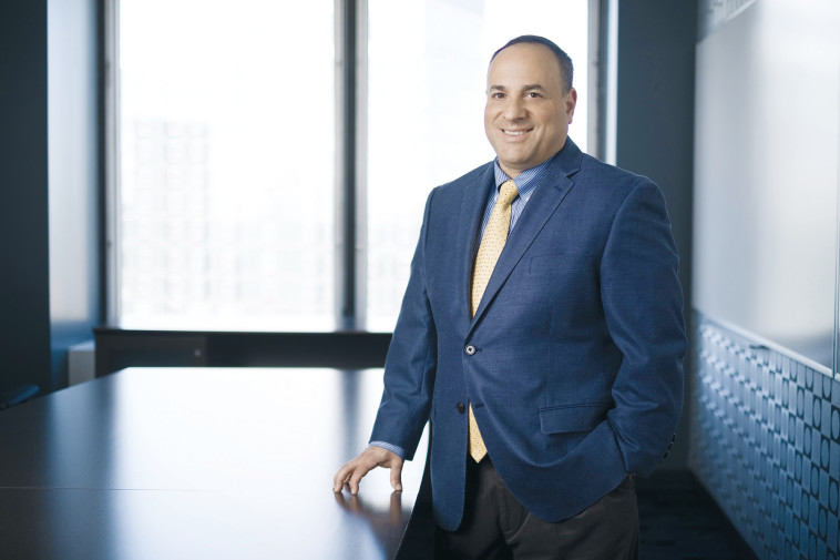 &quot;אם מייצרים מוצרים חדשים ומסוכנים פחות בגיוון רב יותר, מי ירצה לשלם על סיגריות?&quot;. ג'ף סטייר. צילום: רויטרס