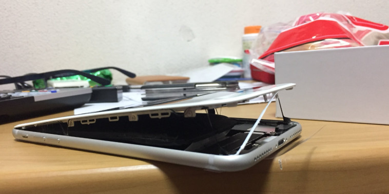 אייפון 8 שהתנפח. צילום: טוויטר