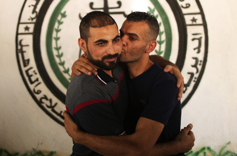 אסיר פתח ששוחרר על ידי החמאס מתאחד עם משפחתו, צילום: AFP