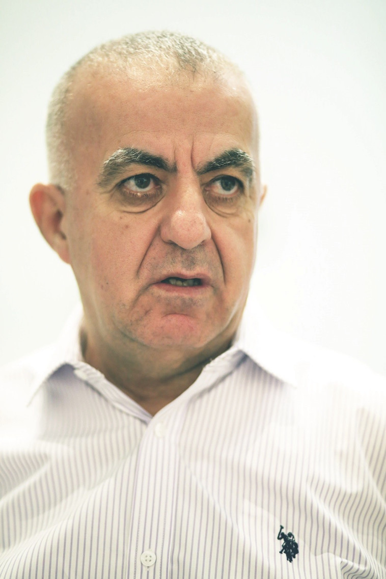 &quot;במקום לקלל את החושך, אני מדליק נר&quot;. סעיד אבו שקרה. צילום: אריאל בשור