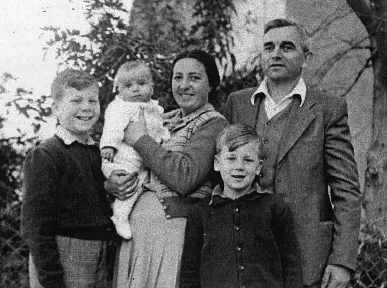 משפחת זהבי מודל 1947. צילום: ארכיון פרטי