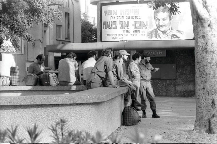 מילואימניקים בתל אביב מחכים לאיסוף. חנניה הרמן, לע&quot;מ 