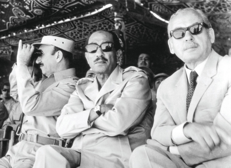 סאדאת צופה בתמרון צבאי לפני היציאה למלחמה. צילום: גטי אימג'ז