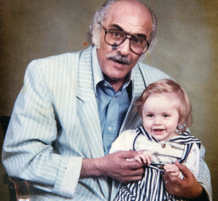 משה חובב עם בנו אדם־דרור. צלם : יוסי אלוני