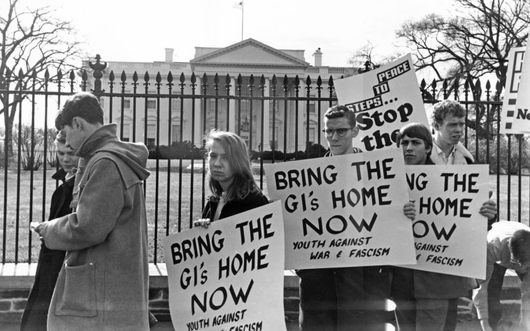 מפגינים מול הבית הלב. צילום: keystone/gettyimages 