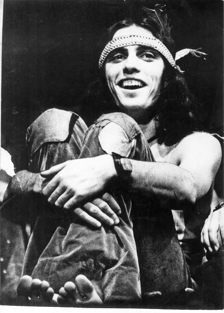 צביקה פיק בגרסה הישראלית למחזמר &quot;שיער&quot;. צילום: יח&quot;צ 