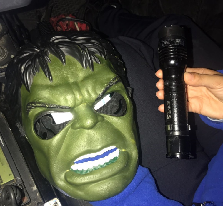 מסיכת &quot;הענק הירוק&quot; שאותרה בירושלים. צילום: דוברות המשטרה