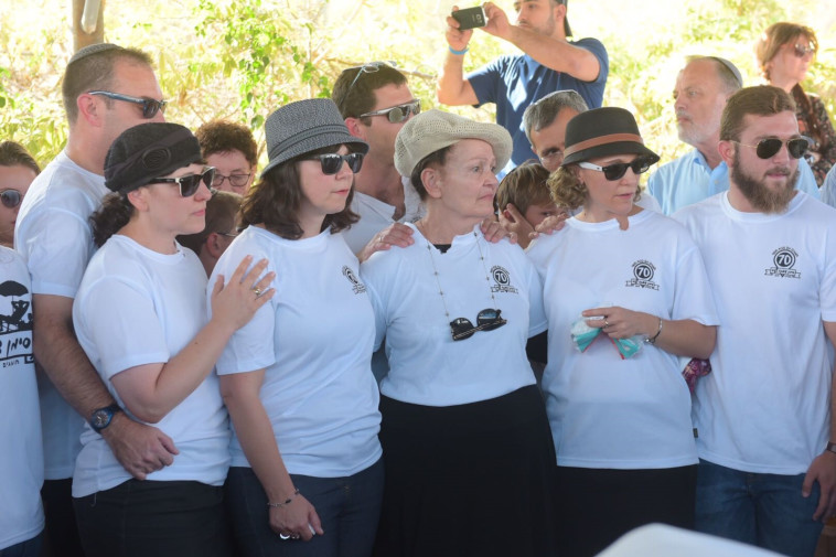 משפחתו של שמרלינג עם החולצות. צילום: אבשלום ששוני