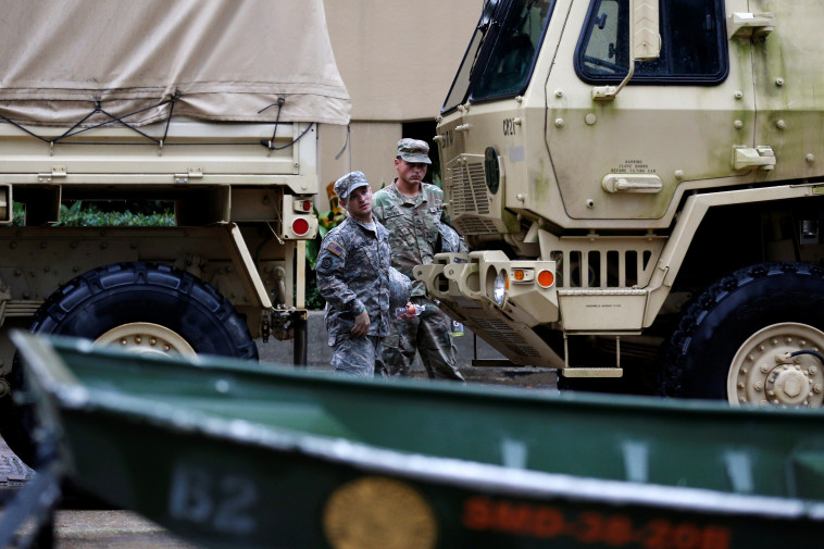 חיילי המשמר הלאומי של לואיזיאנה מתכוננים לסופה. צילום: רויטרס