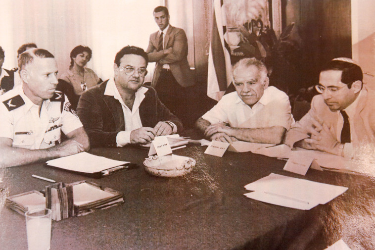 עם יצחק שמיר. צילום רפרודוקציה: מרק ישראל סלם