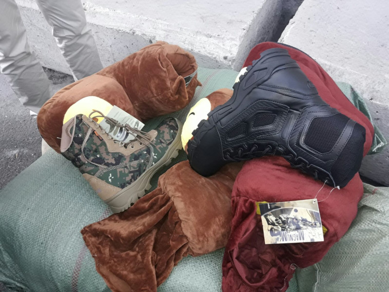 נעלים צבאיות בתוך נעלי בית. צילום: אבשלום ששוני