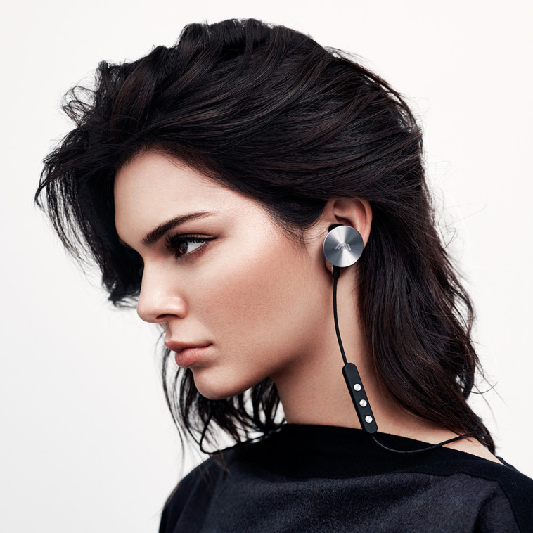 קנדל ג'נר לובשת את האוזניות. צילום: יח&quot;צ