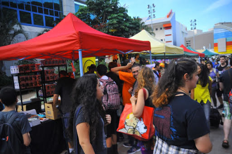 דוכני עבודת יד ייחודית לחנונים ולחובבים. צילום: פבל זילברמינץ