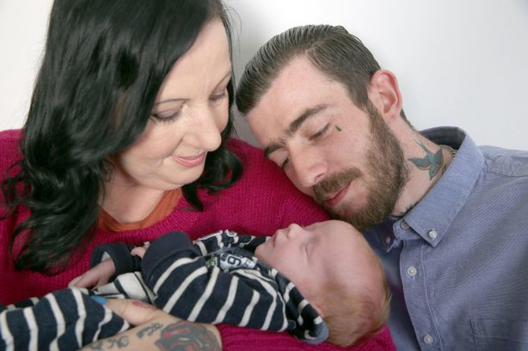 הזוג ובנם טאי. צילום מסך