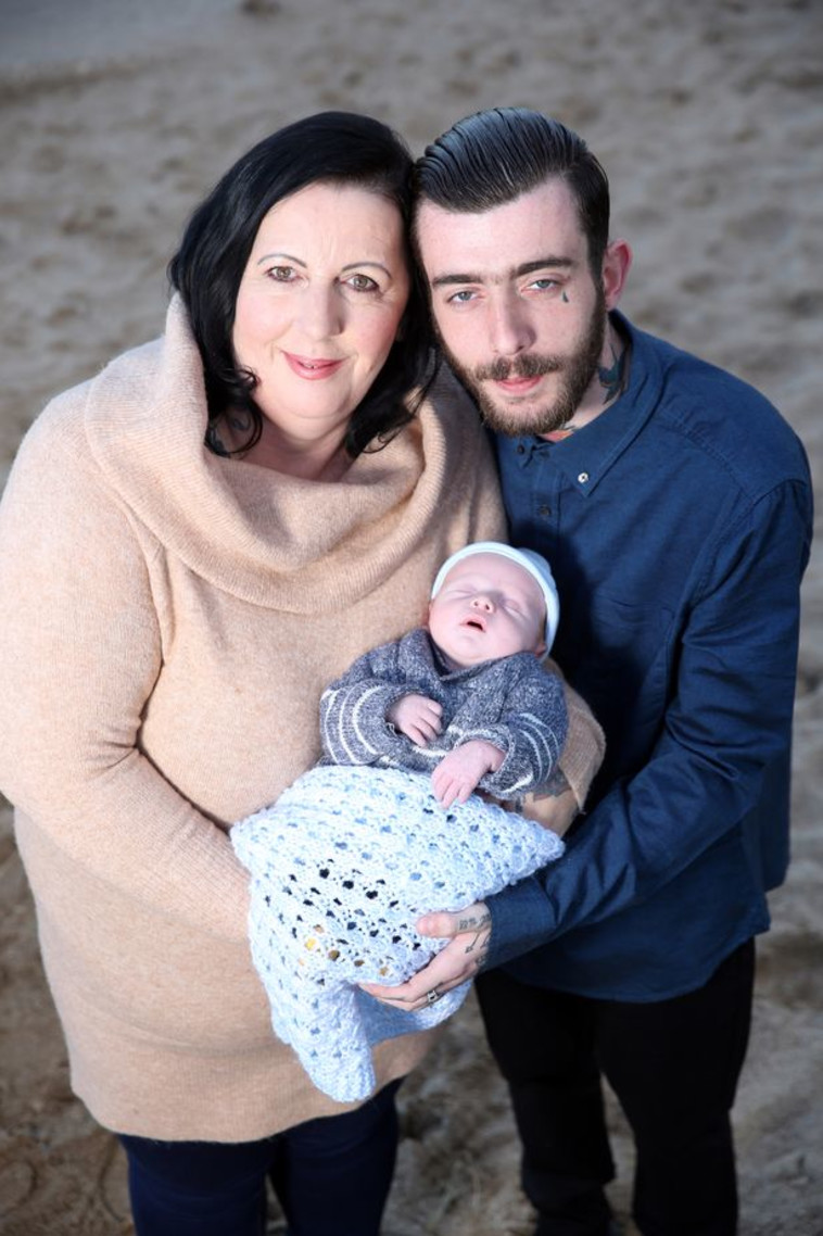 איליין, ג'יימי ובנם. צילום מסך