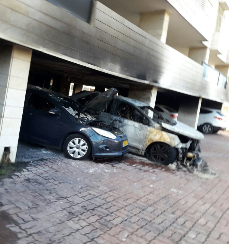 זירת הדליקה הלילה בגבעתיים. צילום: איחוד הצלה 