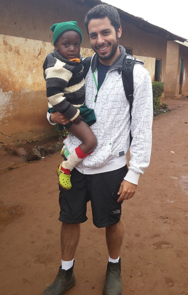 &quot;קבלת פנים מחממת לב&quot;. מתתיהו וילדה מקומית בטנזניה, צילום:HelpApp