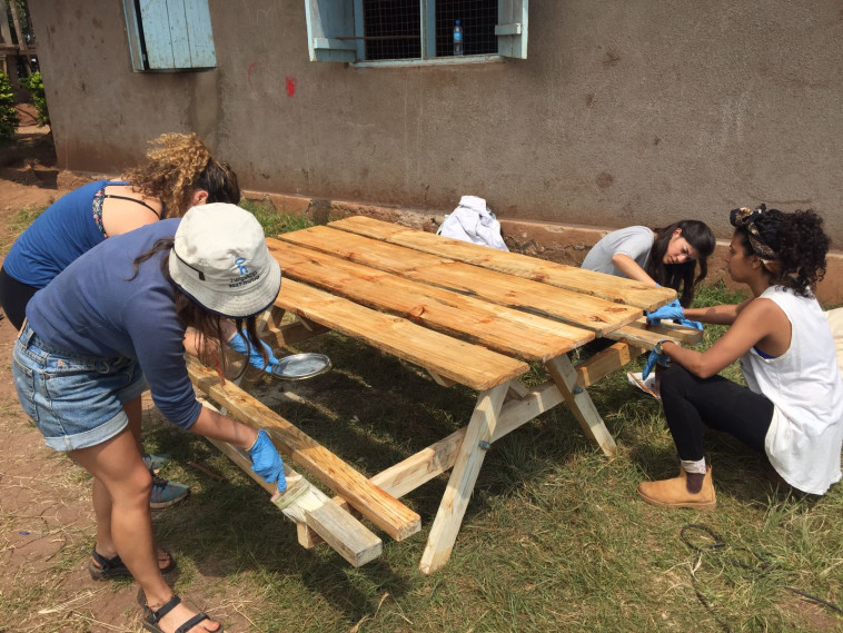 סיוע חינוכי וסיוע פיזי בשיפוצים. צילום: HelpApp