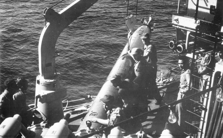 חיילים על המשחתת אח&quot;י אילת במהלך סיור לאורך חופי סיני. צילום: אסף קוטין