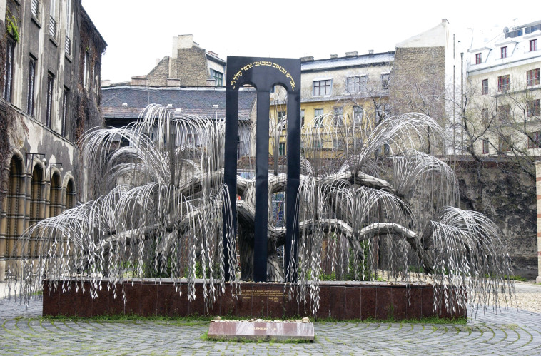 אנדרטת &quot;הערבה הבוכייה&quot; בהונגריה. צילום: משה מילנר, פלאש 90