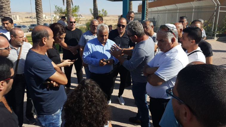 עובדי נגב קרמיקה בכניסה למפעל. צילום: רמי שני עובדי נגב קרמיקה בכניסה למפעל. צילום: רמי שני