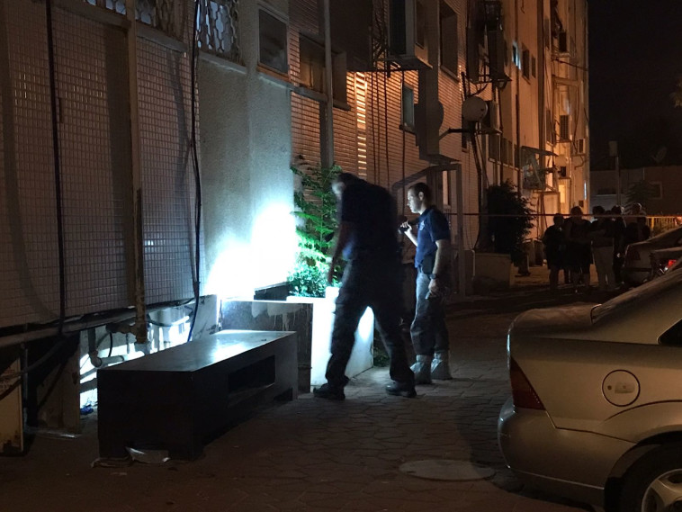 כוחות משטרה סורקים בזירה, הערב בקריית גת. צילום: דוברות המשטרה