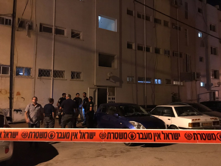 כוחות משטרה בזירה בקריית גת. צילום: דוברות המשטרה