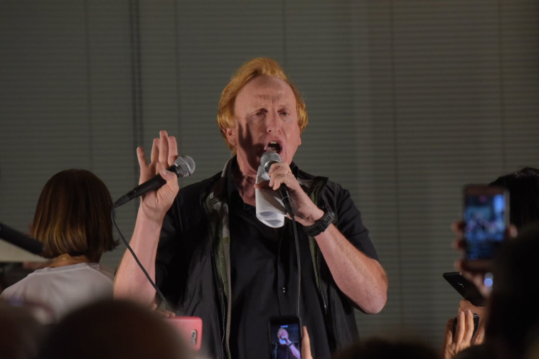 שרגא בהפגנה בפתח תקווה. צילום: אבשלום ששוני