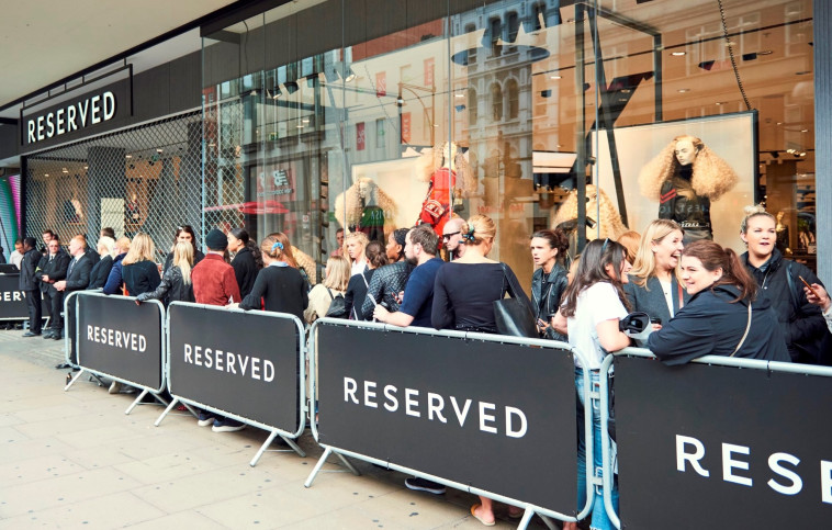 התור לחנות בלונדון. מאות חנויות ברחבי העולם. צילום: יח&quot;צ