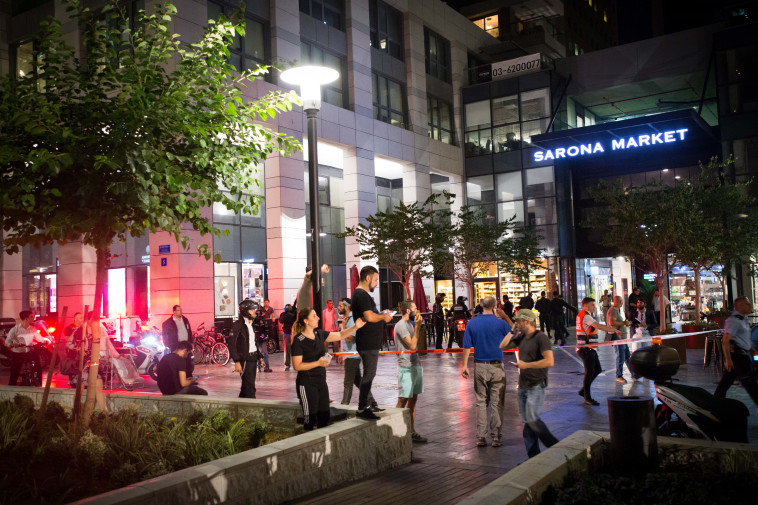 זירת הפיגוע בשרונה. צילום: מרים אלסטר, פלאש 90