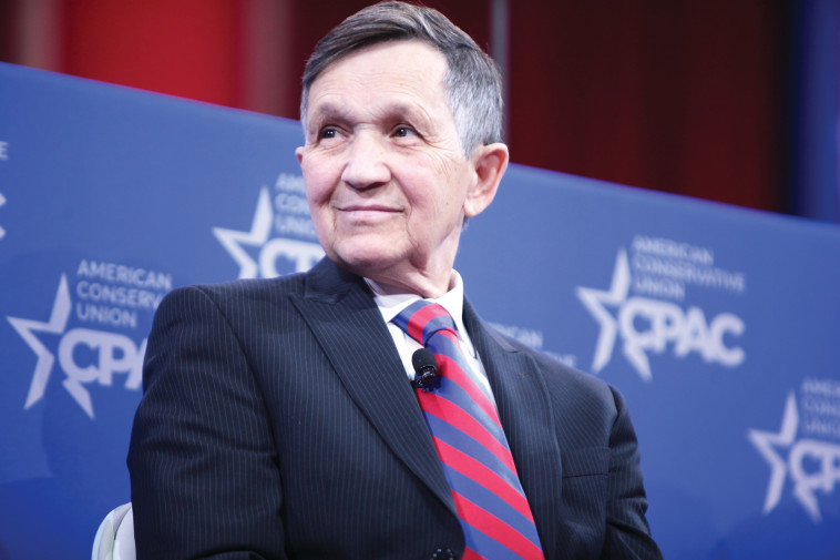 נודע במאמציו להדיח ג'ורג' בוש הבן בעקבות טיפולו הכושל במלחמה בעיראק. קוסיניץ'. צילום: CC BY-SA 3.0