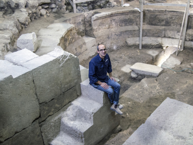 ד&quot;ר ג'ו עוזיאל יושב על מדרגות מבנה התיאטרון . צילום: יניב ברמן, באדיבות רשות העתיקות 
