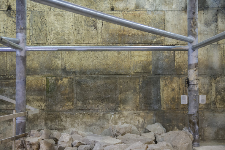 אבני הכותל שנחשפו בחפירה. צילום: יניב ברמן, באדיבות רשות העתיקות 